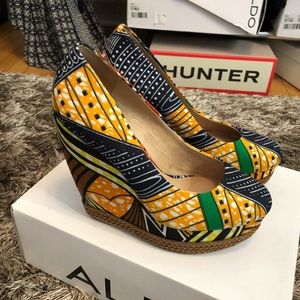 Closed toe, fun print Aldo Wedges